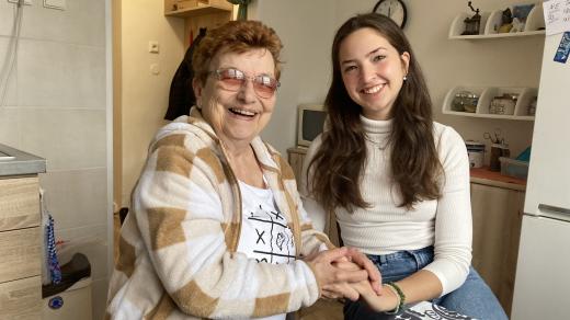 „Slunéčko moje.“ Tak oslovuje Marie Grabařová svou o šedesát let mladší dobrovolnici Hanku Klečkovou. Vídají se jednou týdně