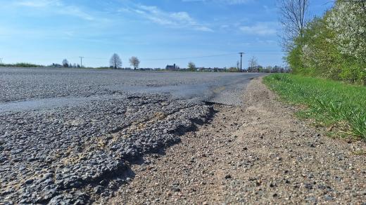 Silnice mezi Náklem a místní částí Lhota nad Moravou na Olomoucku projde opravou
