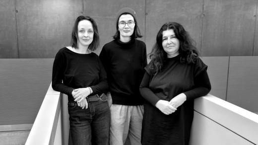 Ředitelka a dramaturgyně festivalu Venušiny dny Barbora Demová Šupová a sochařka a kurátorka Dagmar Šubrtová s Hankou Malaníkovou v ArtCafé