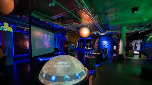 Prostor před planetáriem liberecké IQLANDIE je velmi hravý