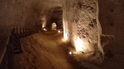 Kaolinový důl v Nevřeni má v hloubce několika desítek metrů pod zemí až 1 300 metrů chodeb