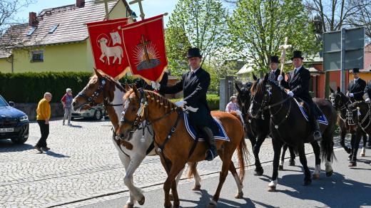 Velikonoční průvod v německém hornolužickém městě Crostwitz