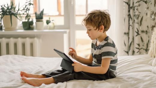 Dítě s tabletem