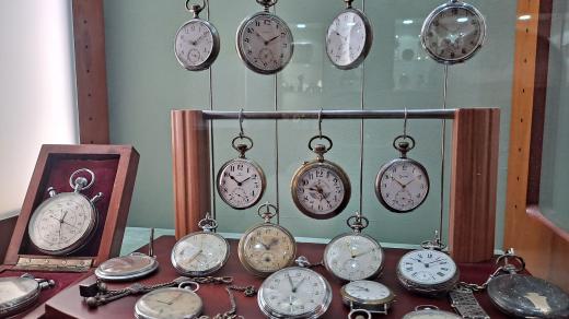 V muzeu narazíte i na přehlídku historických kapesních hodinek