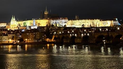 Katedrála zhasíná, osvětlena zůstává jen palácová část Pražského hradu