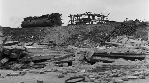 Snímek pořízený po náletu 17. dubna 1945 na seřaďovacím nádraží v Plzni