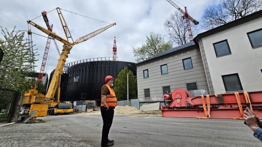 Probíhající demontáž jeřábu