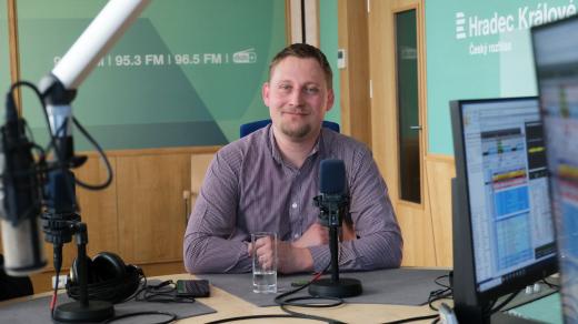 Stanislav Řezníček ve studiu Českého rozhlasu Hradec Králové