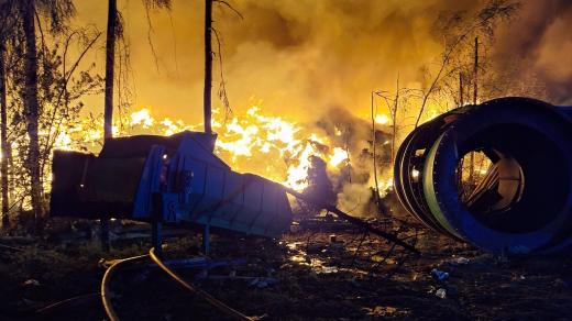 Požár skládky plastů v Rynholci