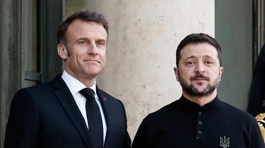 Francouzský prezident Emmanuel Macron a jeho ukrajinský protějšek Volodymyr Zelenskyj před Elysejským palácem v Paříži