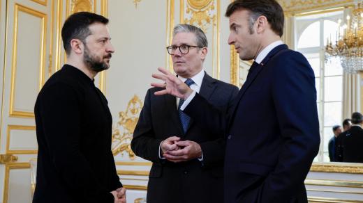 Ukrajinský prezident Volodymyr Zelenskyj, francouzský prezident Emmanuel Macron a britský premiér Keir Starmer