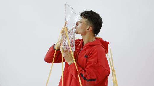 Tenista Menšík porazil Djokoviće. Premiérově ovládl turnaj Masters v Miami