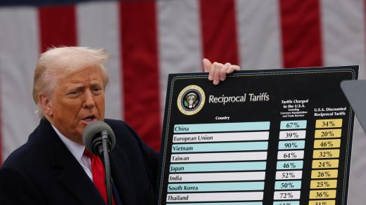 Donald Trump na tiskovém brífinku ukázal velkou tabulku, která ukazovala jak cla proti USA, tak i cla, která USA nyní zavedou