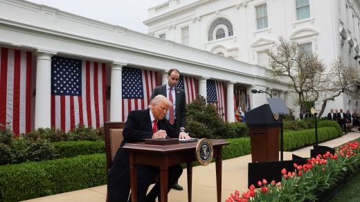 Americký prezident Donald Trump podepisuje nařízení o clech