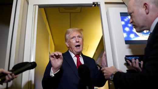 Donald Trump hovoří s reportéry na palubě Air Force One