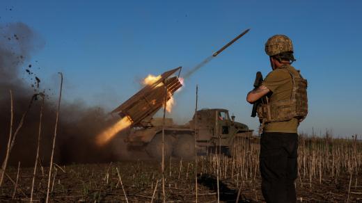 Ukrajinští vojáci pálí z MLRS Grad na ruské jednotky poblíž frontového města Pokrovsk