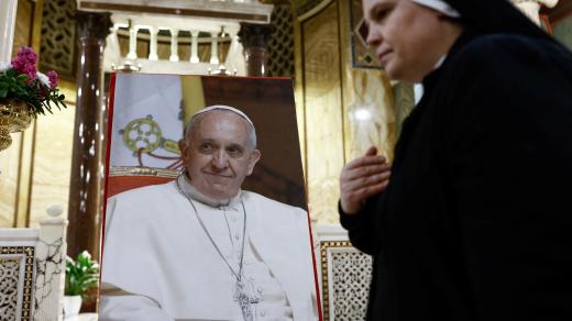 Jeptiška stojí před obrazem papeže Františka v kostele Santa Maria Addolorata v Římě po papežově úmrtí