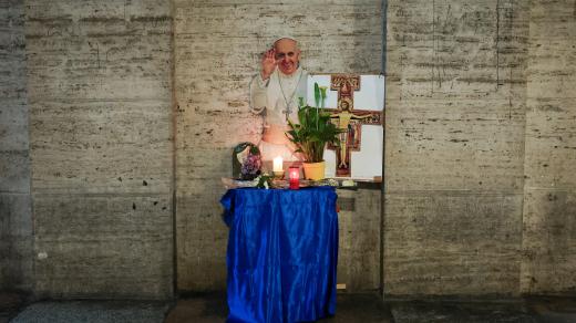 Provizorní památník po smrti papeže Františka poblíž Svatopetrského náměstí