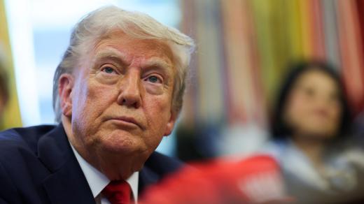 Americký prezident Donald Trump podepisuje exekutivní příkazy v Oválné pracovně Bílého domu ve Washingtonu, D.C., USA, 23. dubna 2025