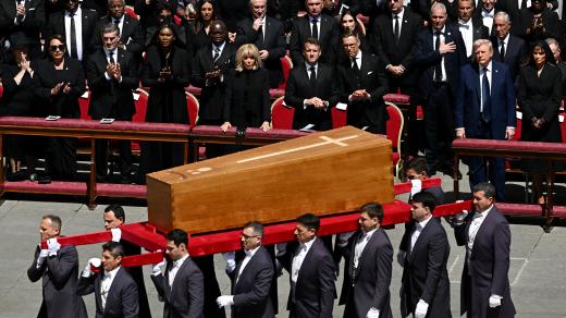 Průvod s rakví papeže Františka