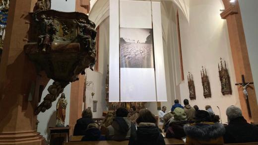 Postní plátno v děkanském kostele na Žižkově náměstí v Táboře