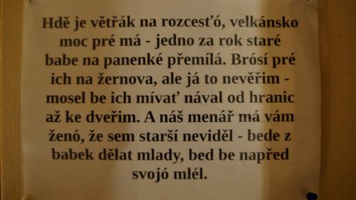 Ku potěše návštěvníků repliky větráku slouží i slogan v nářečí. Připomíná okřídlené přemletí starých bab na mladice