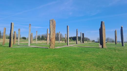 Kamenný Strom života v Rumburku tvoří žulové sloupy o výšce pět a až šest metrů