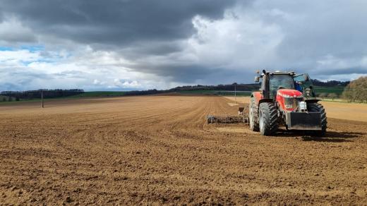 Traktor na poli v Medlově