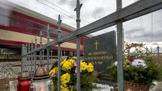 Pomník u Stéblové připomíná největší železniční neštěstí v zemi. Zahynulo 118 lidí