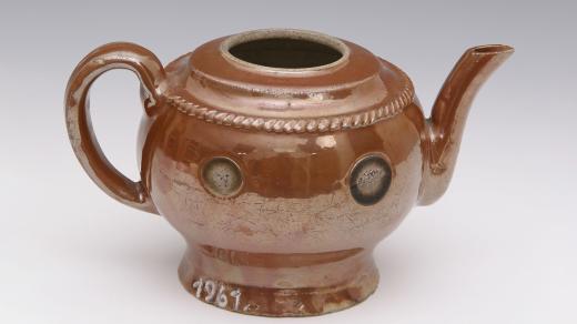 Konvička, kterou získal Alois Jirásek a potom ji daroval herečce Haně Kvapilové