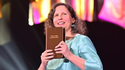 Bára dočkalová přebírá cenu Magnesia Litera za knihu Kost