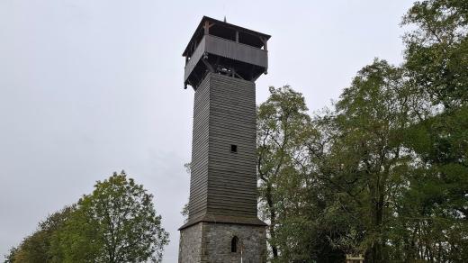Rozhledna na vrchu Hradišť byla postavena s láskou k místu. A i když je nová, připomíná svým vzhledem dávnou historii
