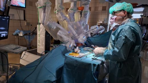 Zdravotníci ve Fakultní nemocnici Olomouc mají nově k dispozici druhý robotický operační systém