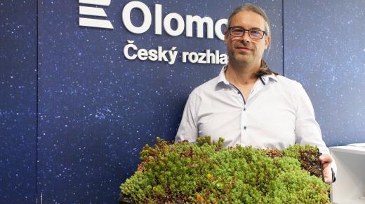 David Podhorský s ukázkou rozchodníkového koberce pro zelené střechy