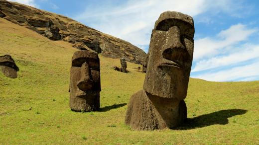 Slavné kamenné monumenty Velikonočního ostrova, sochy zvané moai