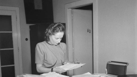 Anna Hostomská nad dopisy posluchačů (50. léta)