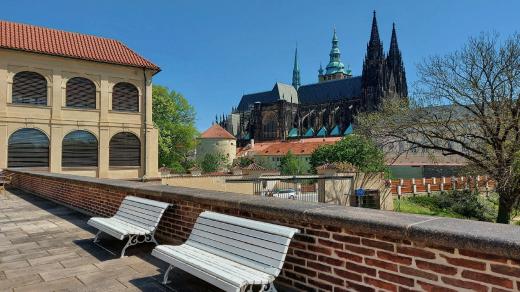 Pohled z terasy Jízdárny ke katedrále
