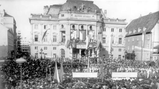Oslavy 1. máje v centru Bratislavy v roce 1945