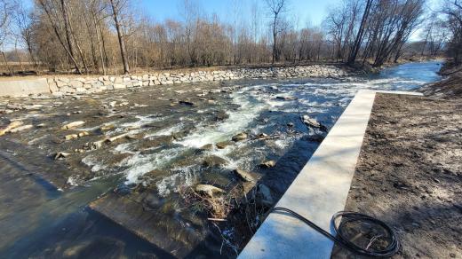 Kdyby nový jez nelemovalo betonové hrazení s propustí do náhonu asi by jej nikdo neviděl jako jezovou stavbu