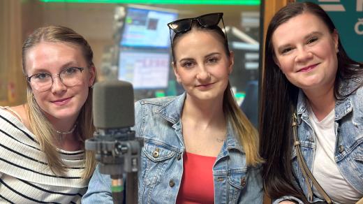 Trenérka twirlingu Tereza Rejlová a závodnice Žaneta Petrová a Natálie Pilařová.jpg