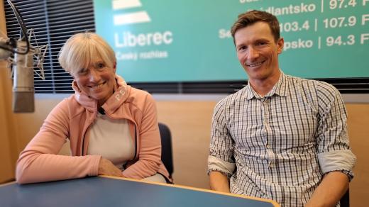 Lékařka a moderátorka Setkání u mikrofonu Jitka Ferbrová a její první host, triatlonista, trenér a fyzioterapeut Petr Soukup