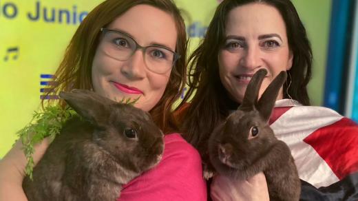 Doktorky etologie Michaela Součková a Lucie Přibylová s Nutellkou a Toničkou