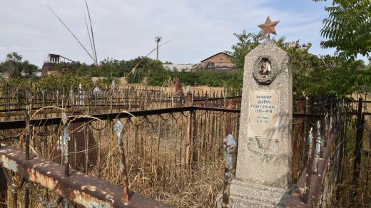 Chátrající hřbitov československé komuny Interhelpo v Biškeku