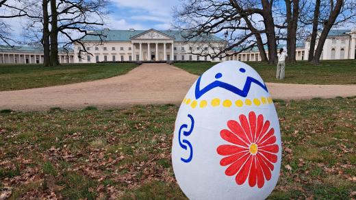 Návštěvníci zámku Kačina mohou v parku hledat obří vajíčka