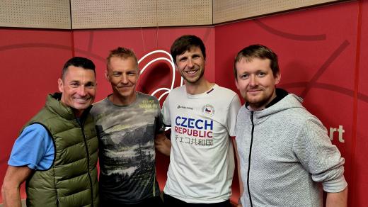 Moderátoři pořadu Kilometry Jiřího Ježka s triatlonistou a ultramaratoncem Petrem Vabrouškem