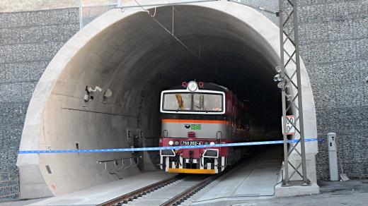 Včerejší večer a dnešní ráno se zapíšou do historie železniční dopravy v Česku. U Ejpovic na Plzeňsku začíná totiž sloužit nejdelší železniční tunel v zemi