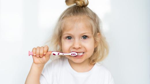 Holčička si čistí zuby