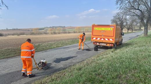 Silničáři na jižní Moravě postupně opravují výtluky po zimě