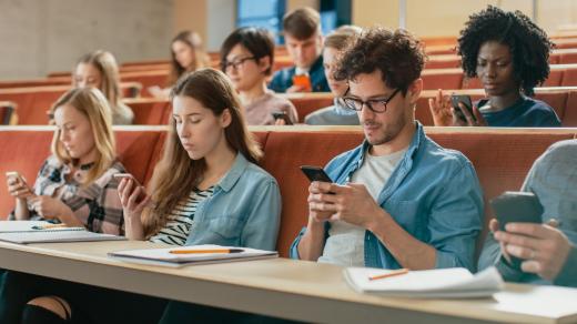 Studenti s mobilními telefony