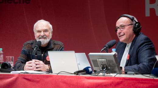 Během 24 hodin speciálního vysílání z pražských Jatek 78 se ve studiu vystřídají desítky hostů